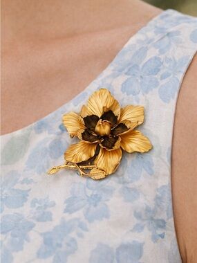Vintage 1960s Signed Hedi Elegant Gold Flower Pin Brooch Statement Piece